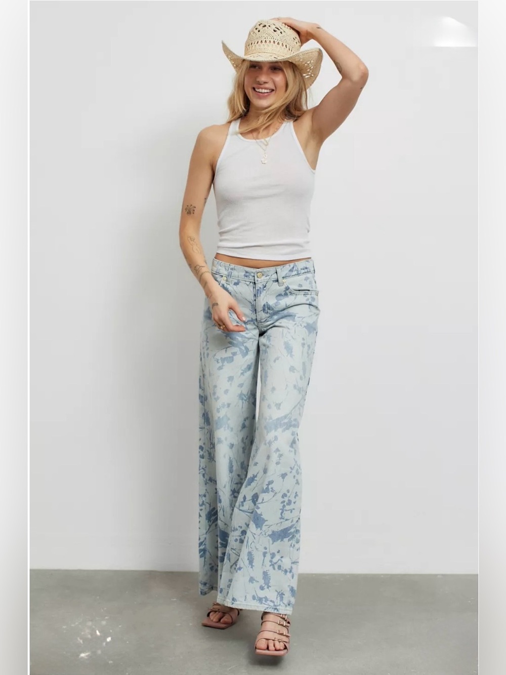 BDG Low A-Wide Floral Print Jeans Size 26 Wide Leg Y2K Light Wash